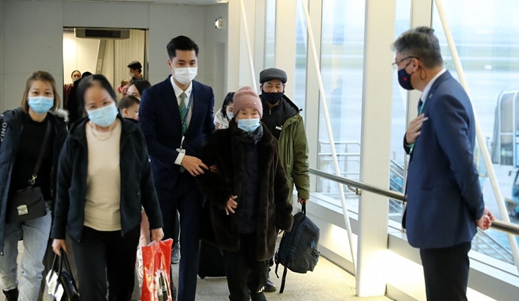 300 more Vietnamese evacuees from Ukraine land in Hanoi